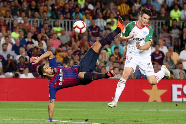 Dua Gol Messi Warnai...