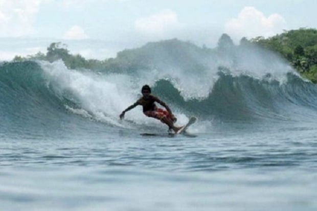 4 Lokasi Surfing Favorit...
