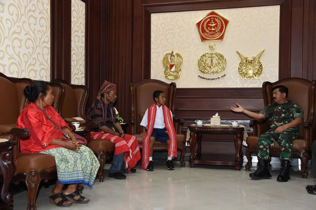 Panglima TNI Serahkan...