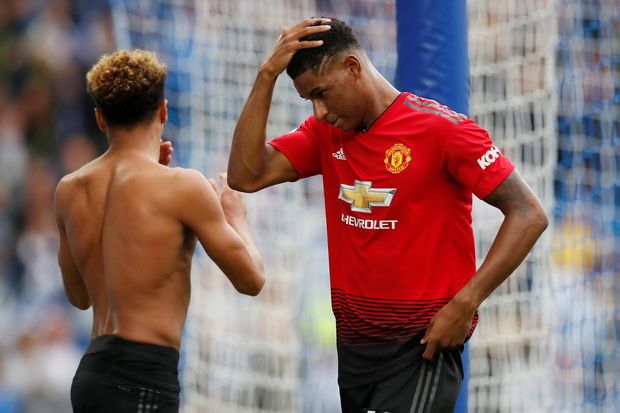 Manchester United Tertunduk...