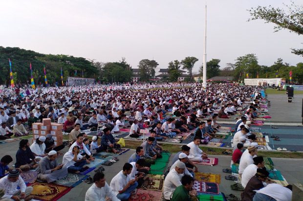 Ribuan Jamaah Salat...