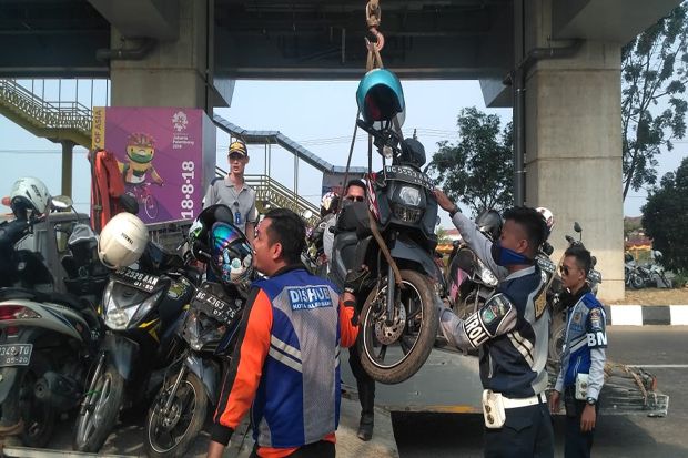Parkir di Trotoar, Ratusan...