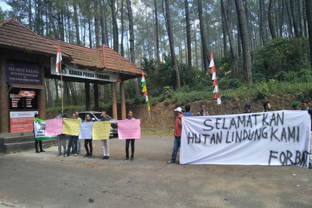 Menpar Datang, Warga...