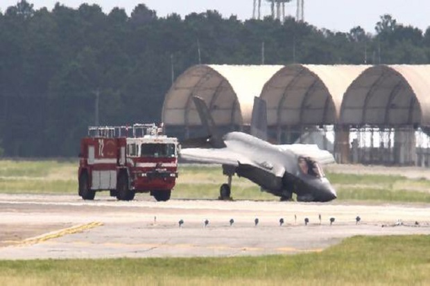 Jet Tempur F-35 AS Mendarat...