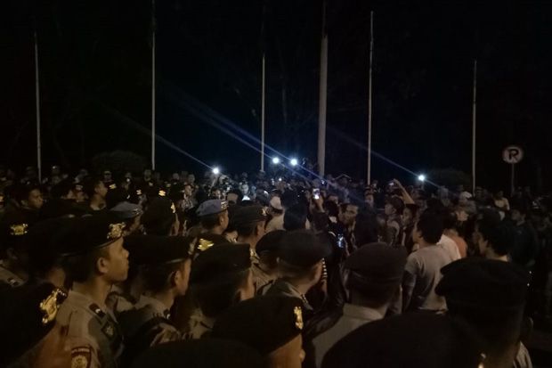 Paskhas dan Polisi Bubarkan...