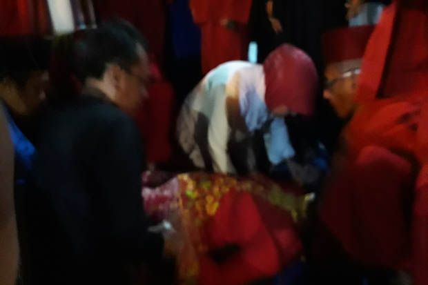 Terpeleset di Panggung...
