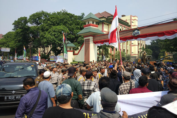 Hadang Eksekusi Lahan,...