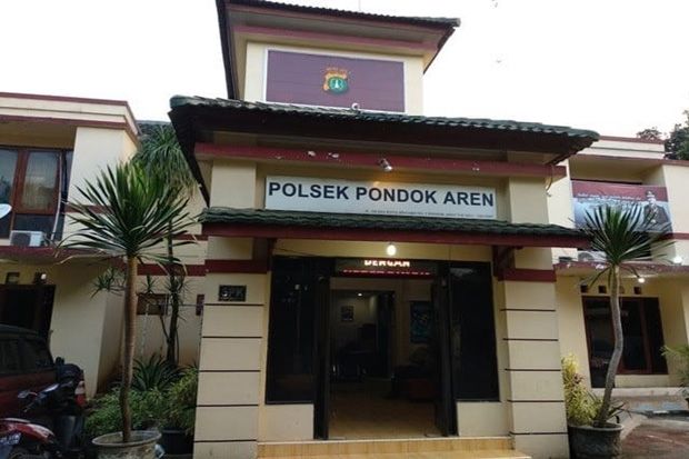 Perampok Bergolok Pukul...