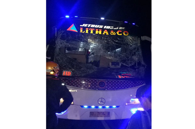 Bus Litha Tabrak Pohon...