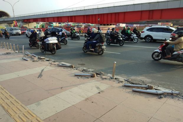 Dihantam Pikap, Pagar...