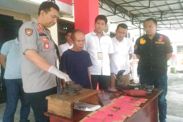 Kakek 76 Tahun Isi Waktu...