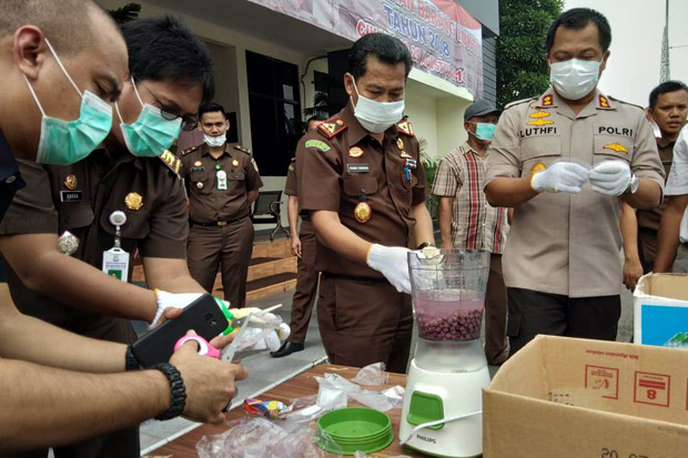 Kejari Bekasi Musnahkan...