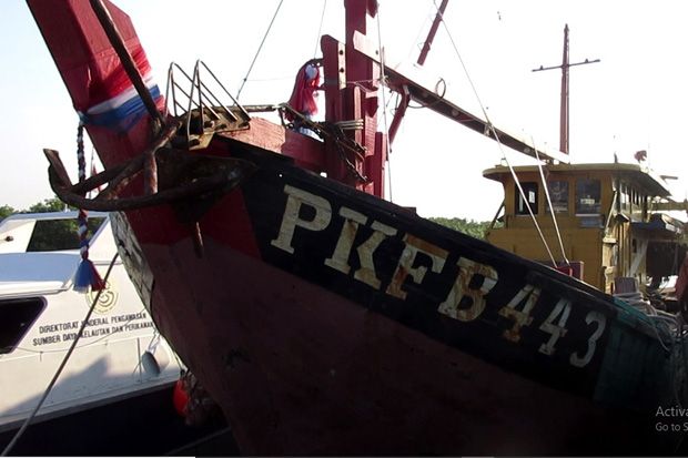 Mencuri Ikan di Selat...