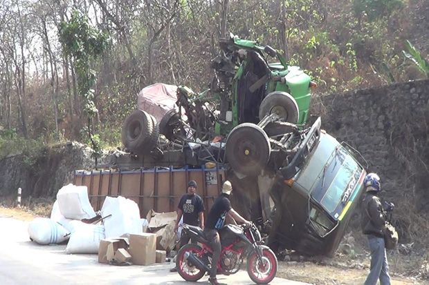 Trailer Tabrak Tronton...