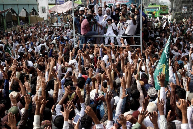 Massa Islamabad Protes...