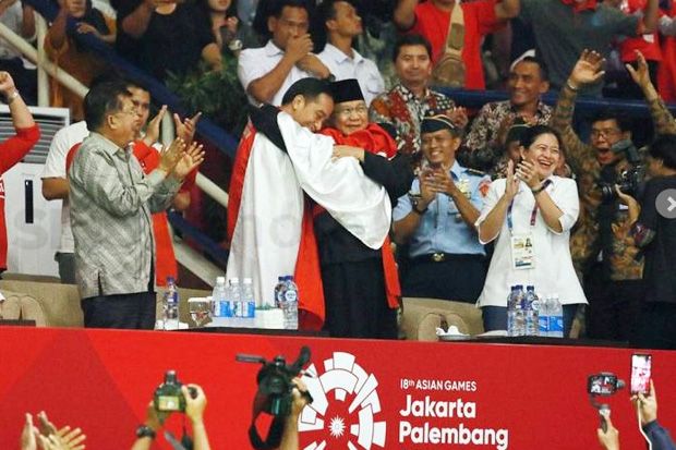Pelukan Jokowi-Prabowo...