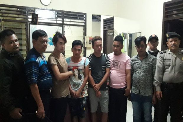 Nongkrong di Kafe, 5...