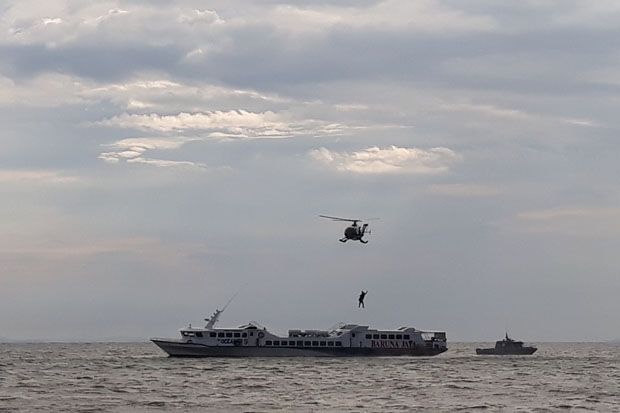 TNI AL Evakuasi Korban...