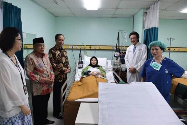 Jokowi Jenguk Istri...