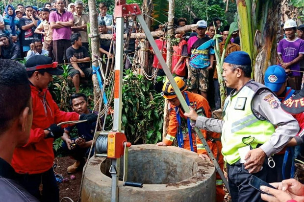Nekat Masuk Sumur, Basir...