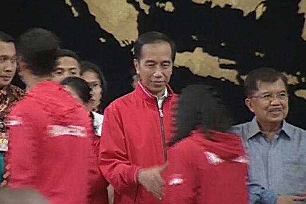 Jokowi Serahkan Bonus...
