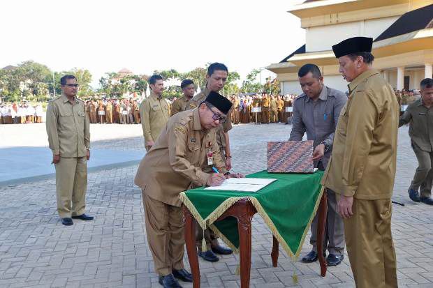 Gubernur Wahidin Halim...