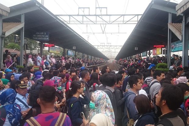 Rel Patah, Ribuan Penumpang...