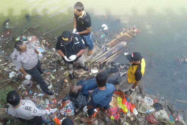 Nyebur ke Sungai Cisadane,...