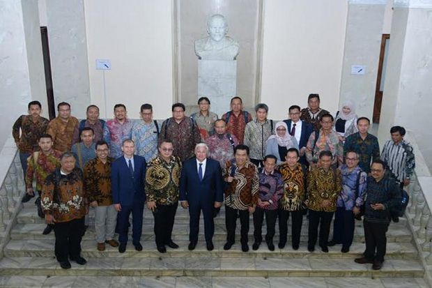 PLN Buka Jalur Kerja...