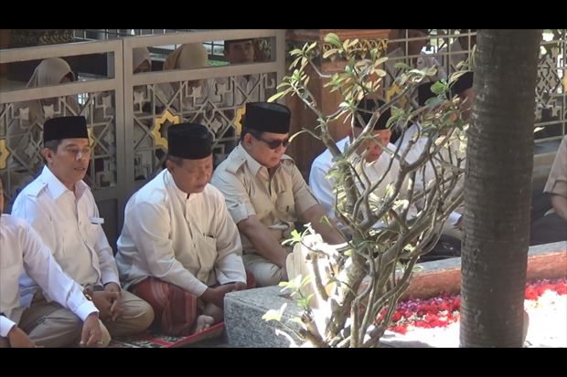Prabowo Ziarah ke Makam...