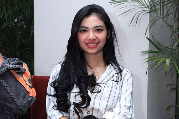 Della Perez Tertantang...