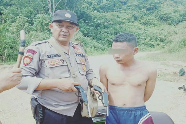 Bawa Dua Senjata Api...