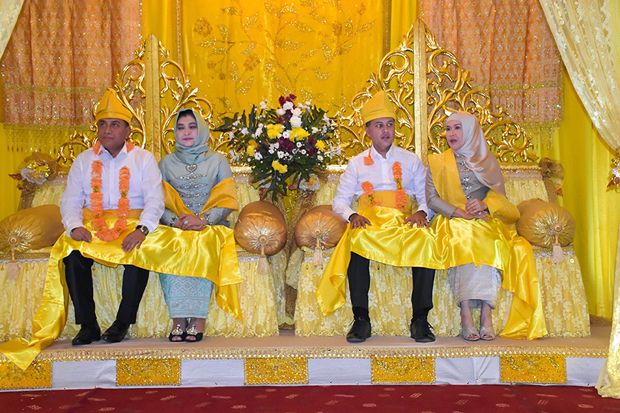 Ribuan Warga Sambut...
