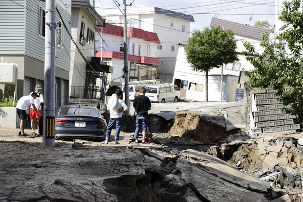 Gempa Lumpuhkan Pulau...