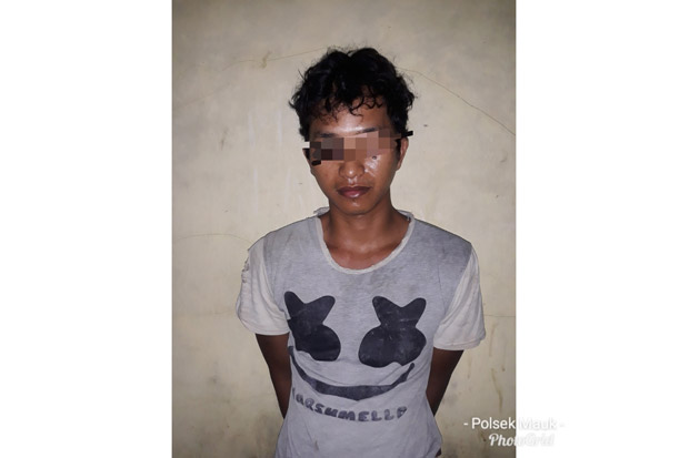 Acungkan Parang ke Karyawan...