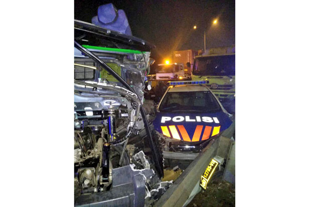 Dua Truk dan Mobil Patroli...