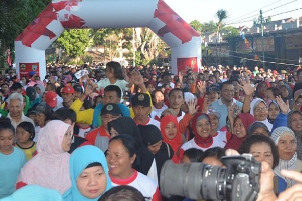 Ribuan Warga Meriahkan...