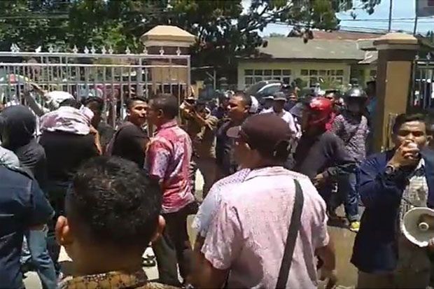 Unjuk Rasa Mahasiswa...