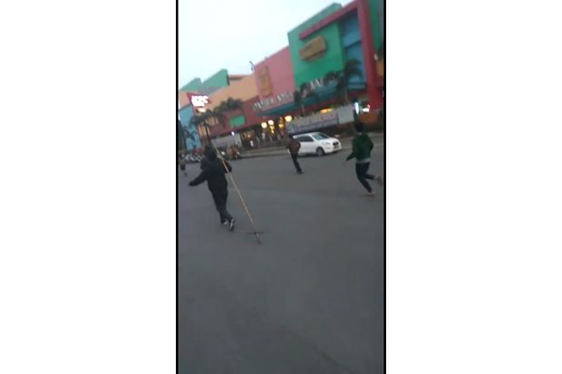 Saling Serang Pakai...