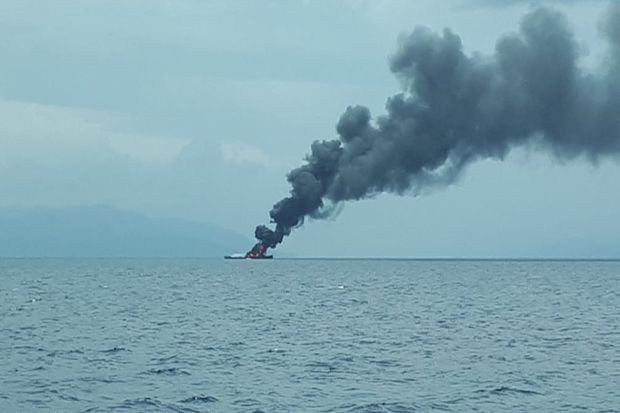 KRI Rencong 622 Terbakar...