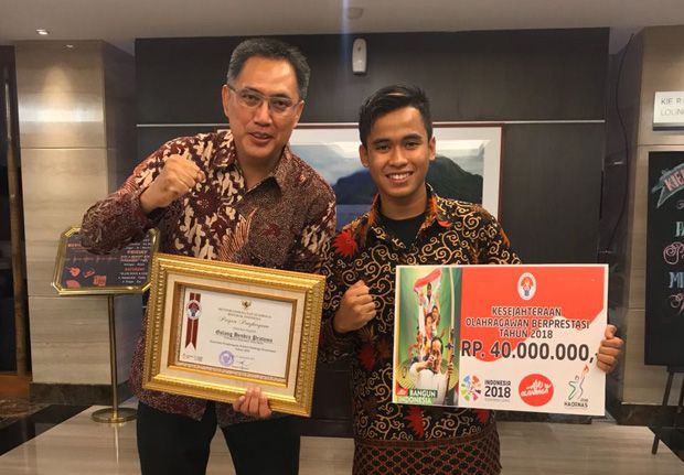Galang Hendra Raih Penghargaan...
