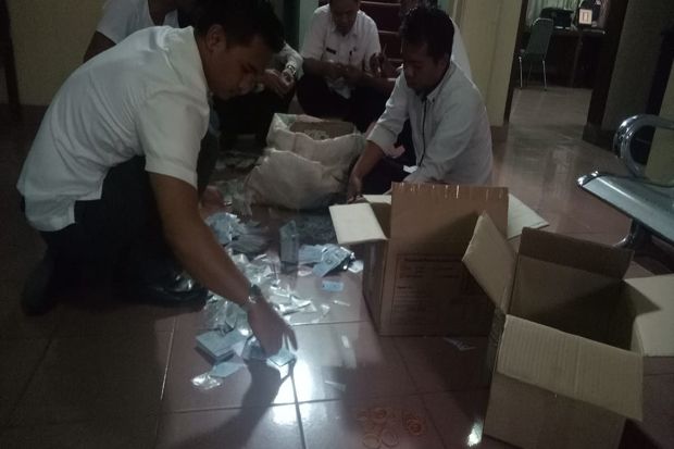 Dikdukcapil Serang Musnahkan...