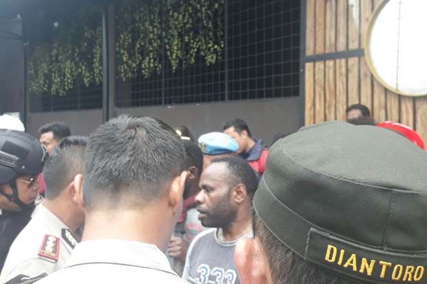 Dipukul Mundur Polisi,...