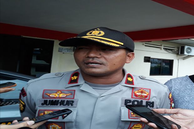 Warga Serahkan Pria...