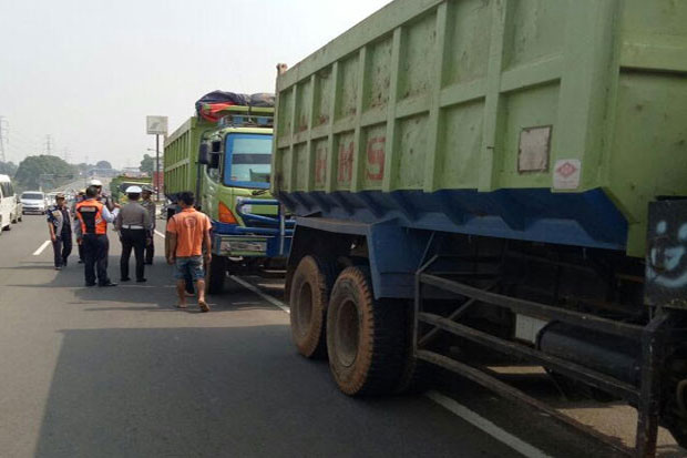 Cerita Warga soal Truk-truk...