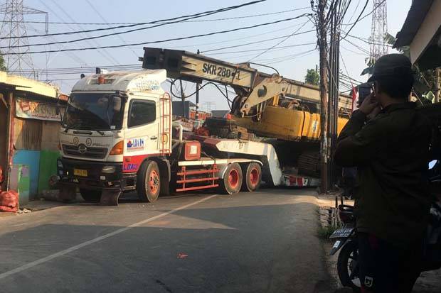 Truk Crane yang Terperosok...