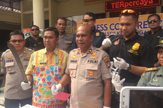 Diserang Pakai Parang,...