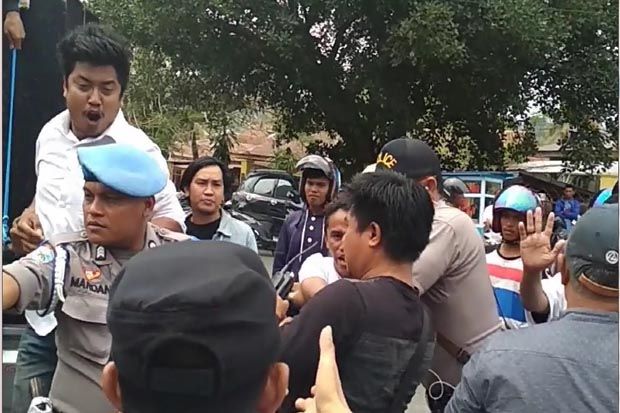 Demo Tuntut Rektor UMB...