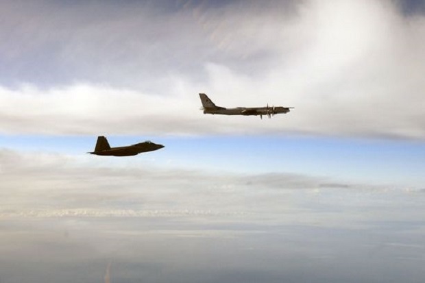 2 Jet Tempur F-22 AS...