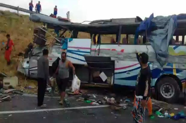 Bus Tabrak Truk, 3 Penumpang...